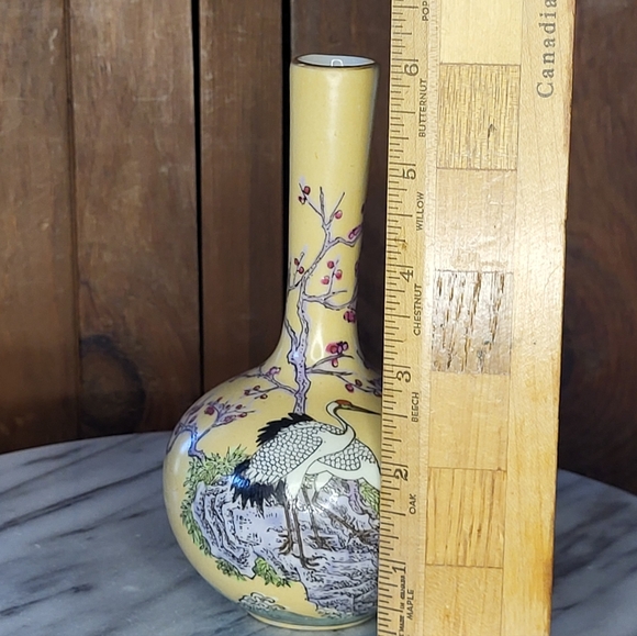 Elegant Yellow Vase with Crane Design - Picture 4 of 13